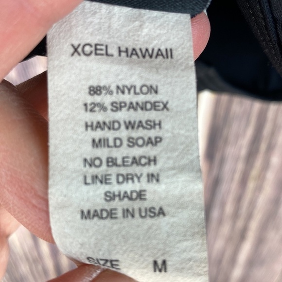 Woman’s Xcel UV Shield Black W/ Hibiscus Pattern Swim/Surf/Boat- Size Medium - Picture 5 of 5